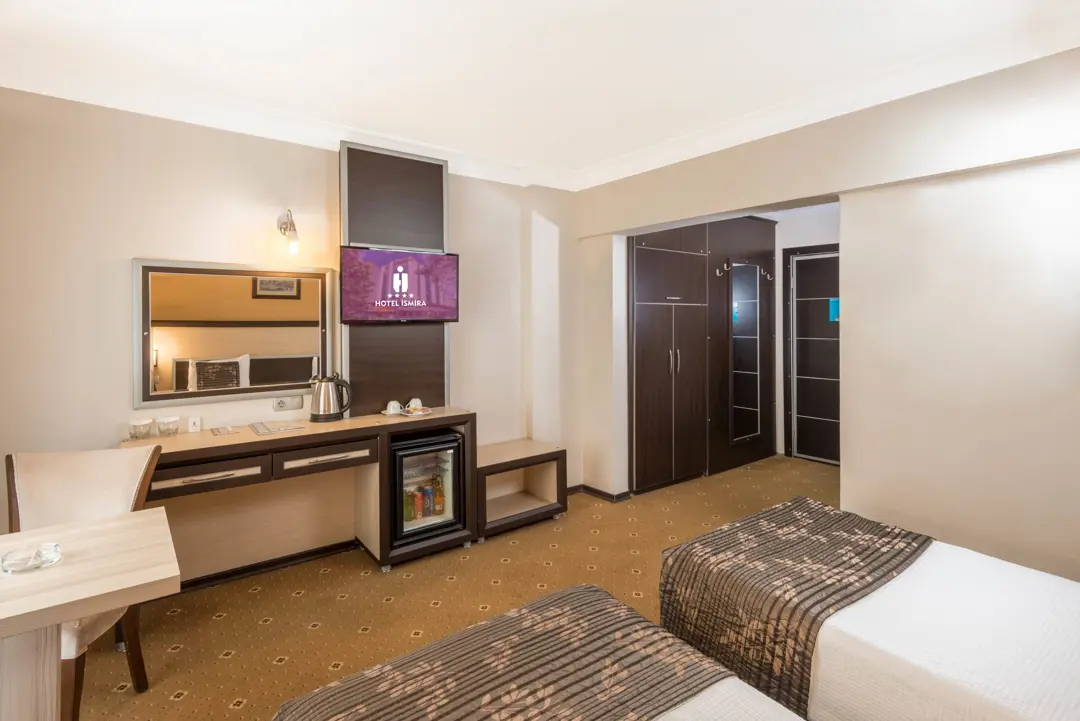 Mimari Fotoğraf Çekimi İzmir — Hotel İsmira Cephe Yansımaları — mertakdurak.com — 12