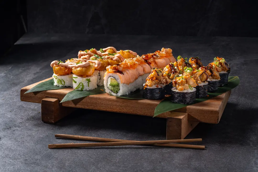 Karışık sushi tabağı — Vibe Sushi İzmir Buca sushi fotoğraf çekimi, açılı çekim (5) | Mert Akdurak