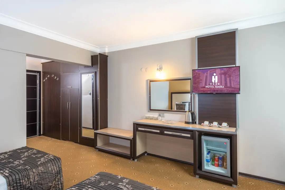 Mimari Fotoğraf Çekimi İzmir — Hotel İsmira Cephe Yansımaları — mertakdurak.com — 11