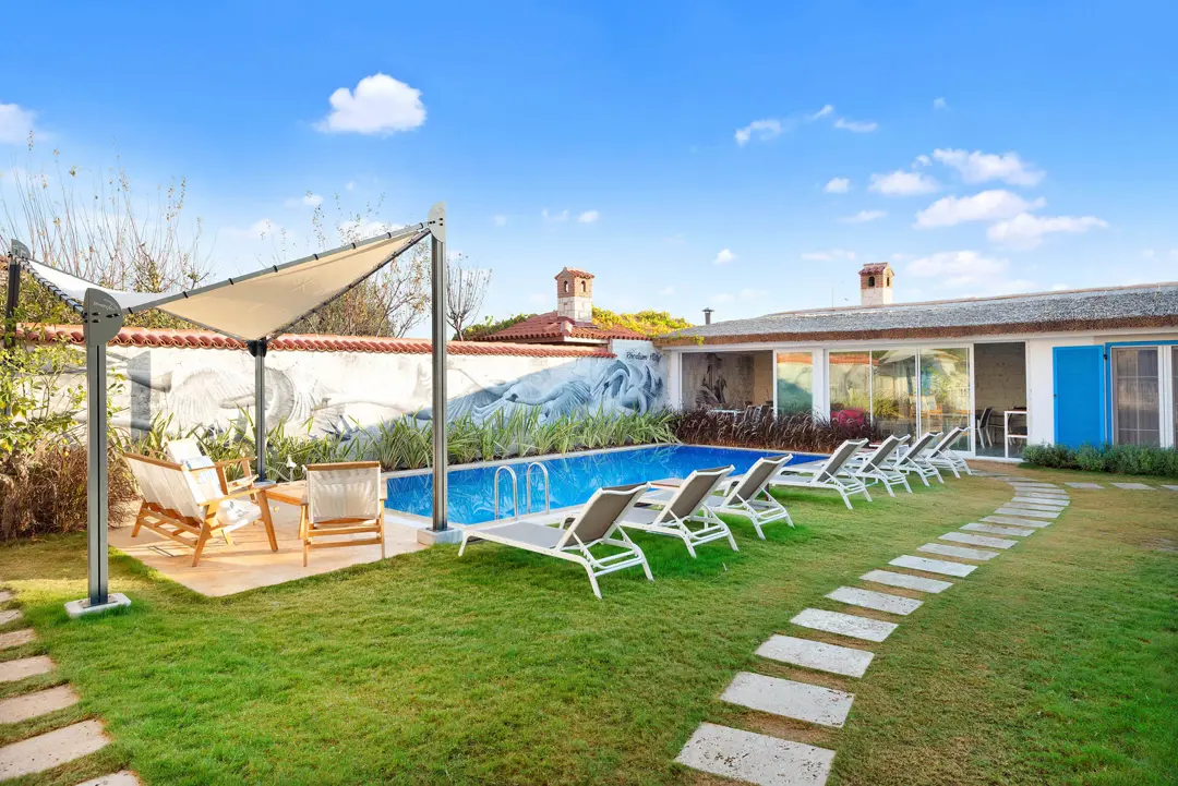 Mimari Fotoğraf Çekimi İzmir — Rhodium Hotel Havuz Yansıması Detayı — mertakdurak.com — 11