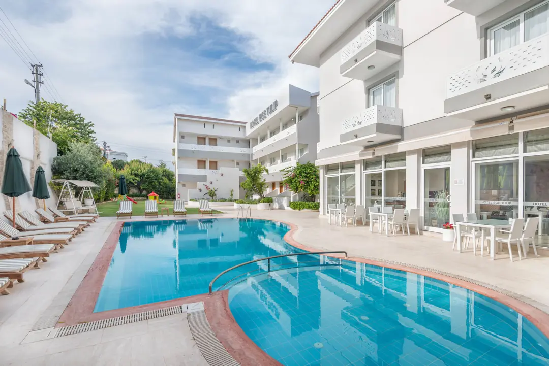 Mimari Fotoğraf Çekimi İzmir — Ege Tulip Hotel Gece Aydınlatması ve Havuz Detayı — mertakdurak.com — 12