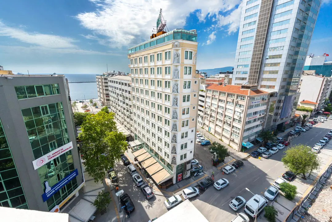 Mimari Fotoğraf Çekimi İzmir — Marla Hotel Heykel Detayları — mertakdurak.com