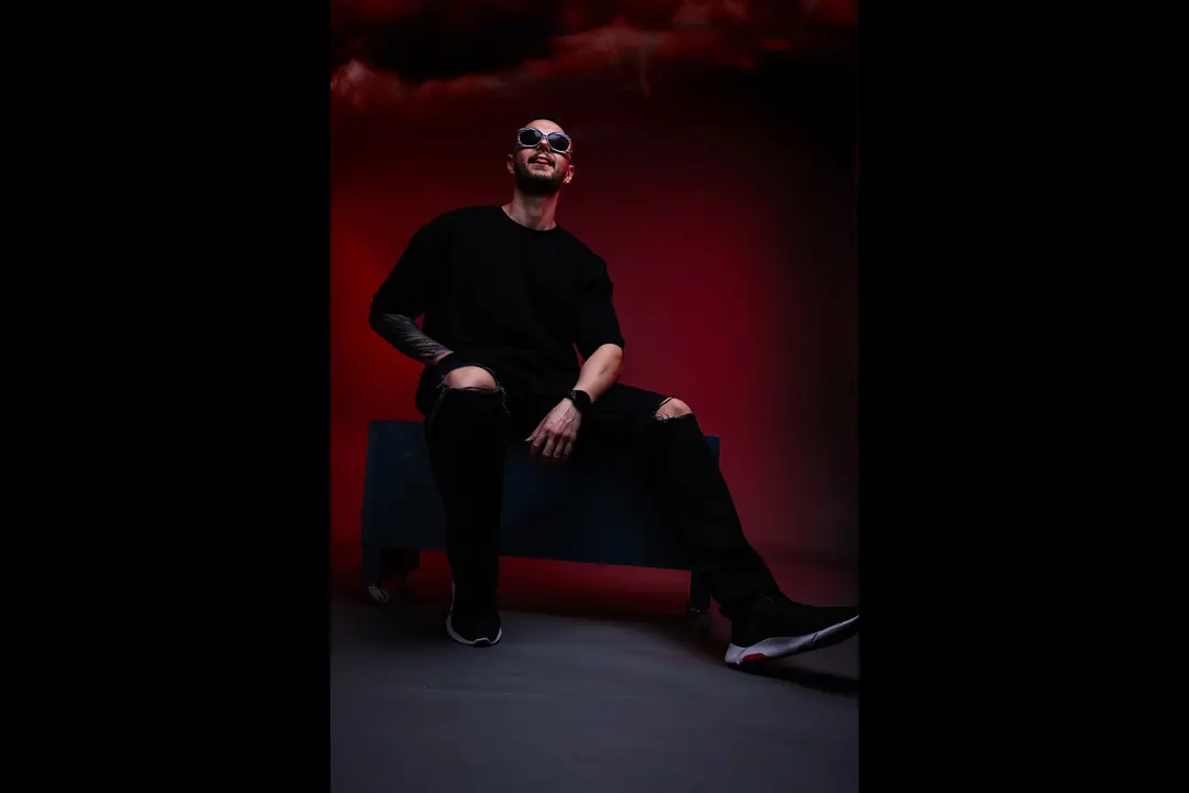 Profesyonel Portre Çekimi İzmir — DJ Astral Tek Nokta Işıklandırma — mertakdurak.com — 12