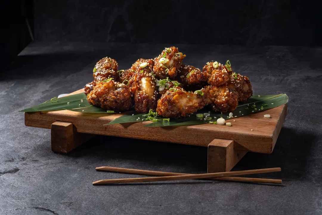 Soslu Çıtır Tavuk (Karaage) — Vibe Sushi İzmir Buca sushi fotoğraf çekimi, açılı çekim | Mert Akdurak
