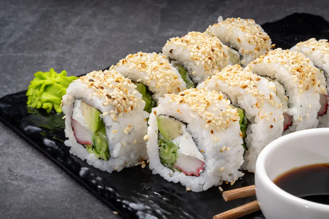 Krem Peynirli California Roll — Vibe Sushi İzmir Buca sushi fotoğraf çekimi, açılı çekim | Mert Akdurak