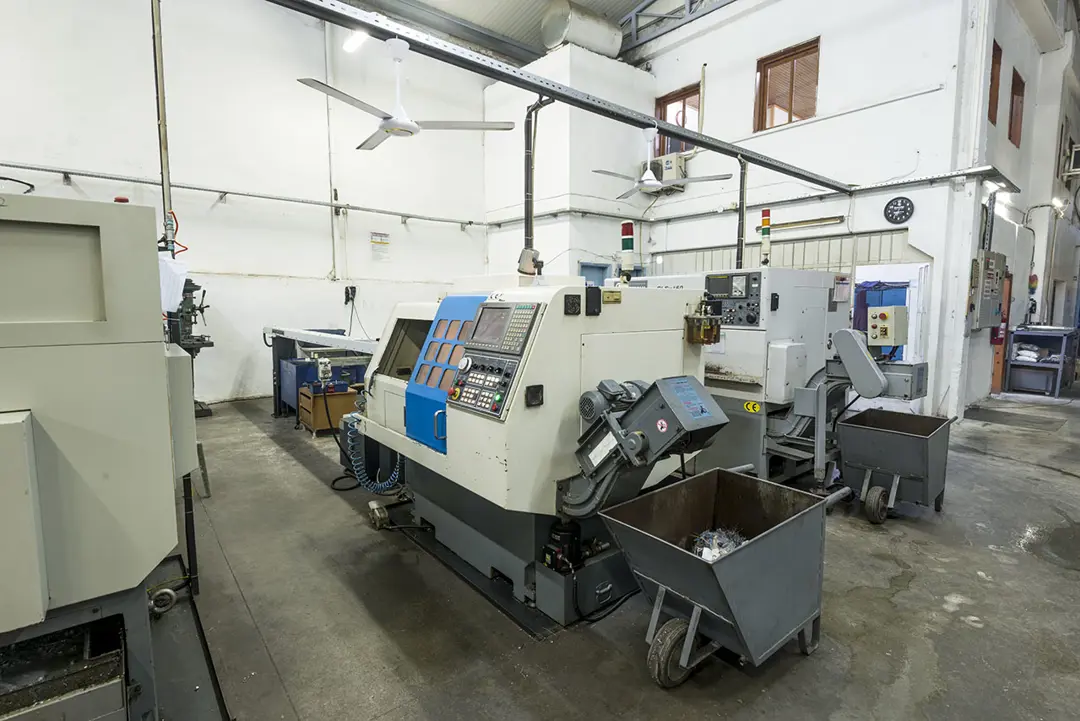 Fabrika Fotoğraf Çekimi İzmir — Sertçelik CNC Firma Logosu Vurgusu — mertakdurak.com