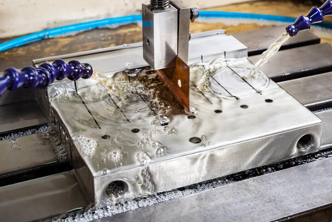 Fabrika Fotoğraf Çekimi İzmir — Usta Kalıp Metal Yüzey Doku — mertakdurak.com