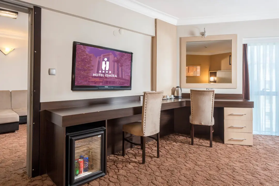Mimari Fotoğraf Çekimi İzmir — Hotel İsmira Renk Kontrastı — mertakdurak.com