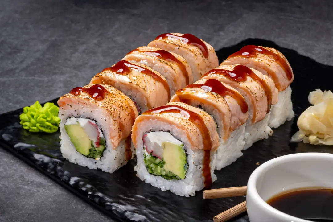 Pürmüzlenmiş Somon Roll — Vibe Sushi İzmir Buca sushi fotoğraf çekimi, açılı çekim | Mert Akdurak