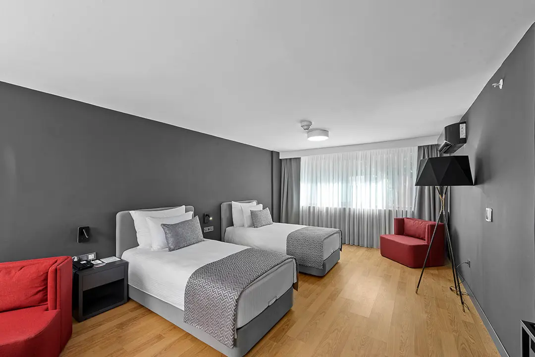 Mimari Fotoğraf Çekimi İzmir — İBOS Hotel Ayna Yansımaları — mertakdurak.com — 16