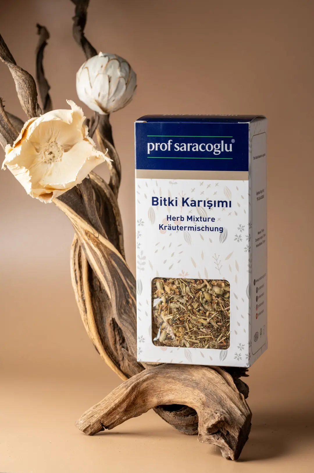 Prof Saraçoğlu bambu çubuk detay — warm beige zemin, sürüklü ahşap ve kurutulmuş güller, moody konsept ürün fotoğraf çekimi, RF Studio İzmir 2026, Mert Akdurak