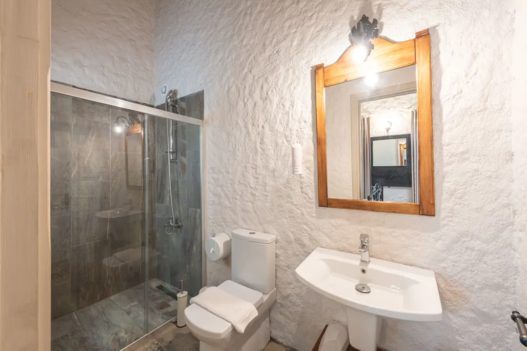 Mimari Fotoğraf Çekimi İzmir — Mahzen Butik Otel Banyo Alanı Aydınlatması — mertakdurak.com