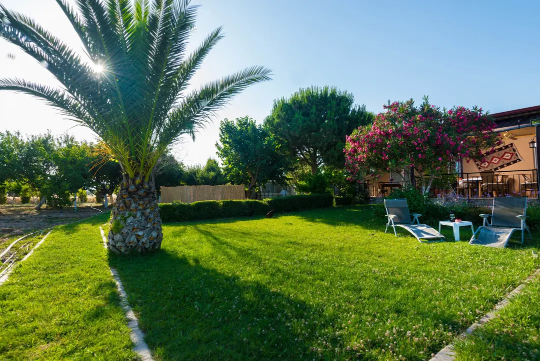Mimari Fotoğraf Çekimi İzmir — Özbek Çiftlik Evi Çiçekli Ağaçlar ve Mimari Uyum — mertakdurak.com