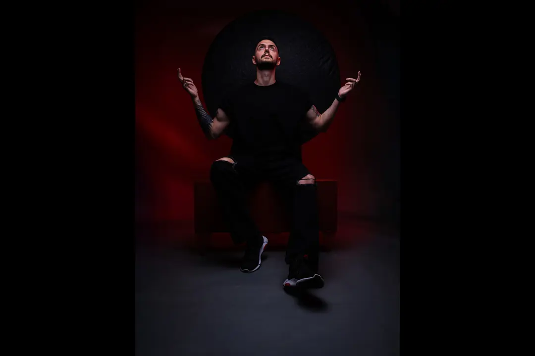 Profesyonel Portre Çekimi İzmir — DJ Astral Oturur Poz ve Perspektif — mertakdurak.com
