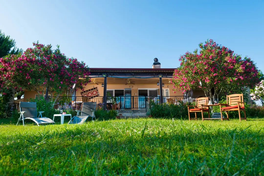Mimari Fotoğraf Çekimi İzmir — Özbek Çiftlik Evi Yeşil Bahçe Detayı — mertakdurak.com