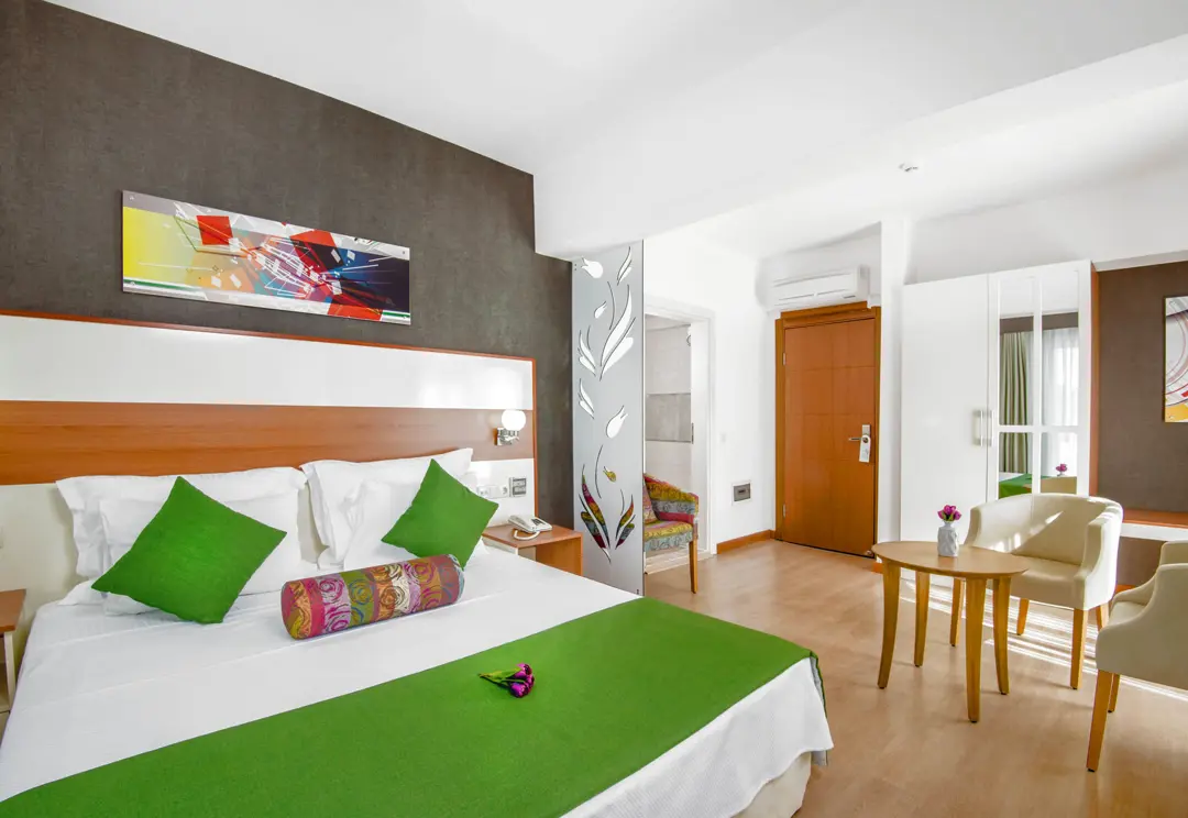 Mimari Fotoğraf Çekimi İzmir — Ege Tulip Hotel Gece Aydınlatması ve Havuz Detayı — mertakdurak.com — 16