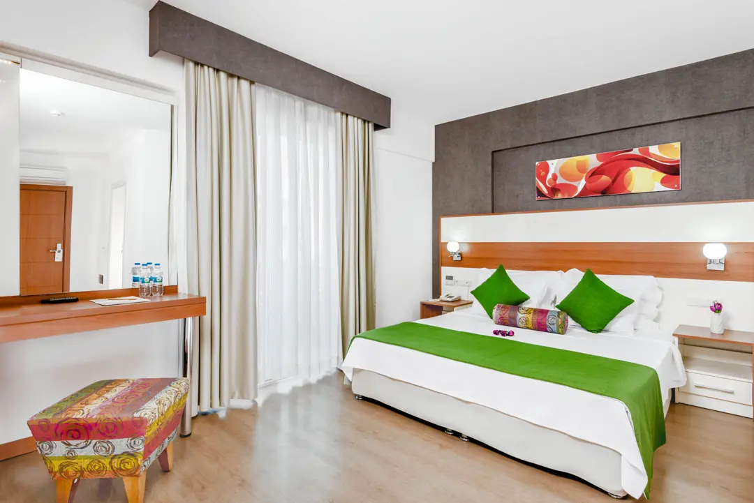 Mimari Fotoğraf Çekimi İzmir — Ege Tulip Hotel Gece Aydınlatması ve Havuz Detayı — mertakdurak.com — 17