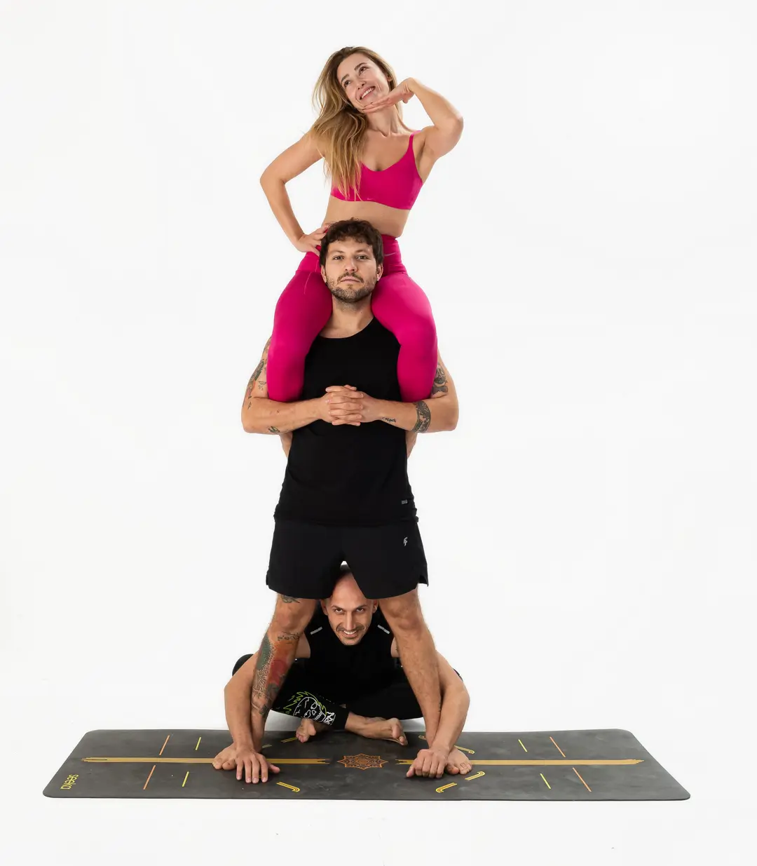 İzmir stüdyo ortamında üç yoga eğitmeninin oluşturduğu üç katlı insan piramidi Kentli Gurular yoga fotoğraf çekimi.