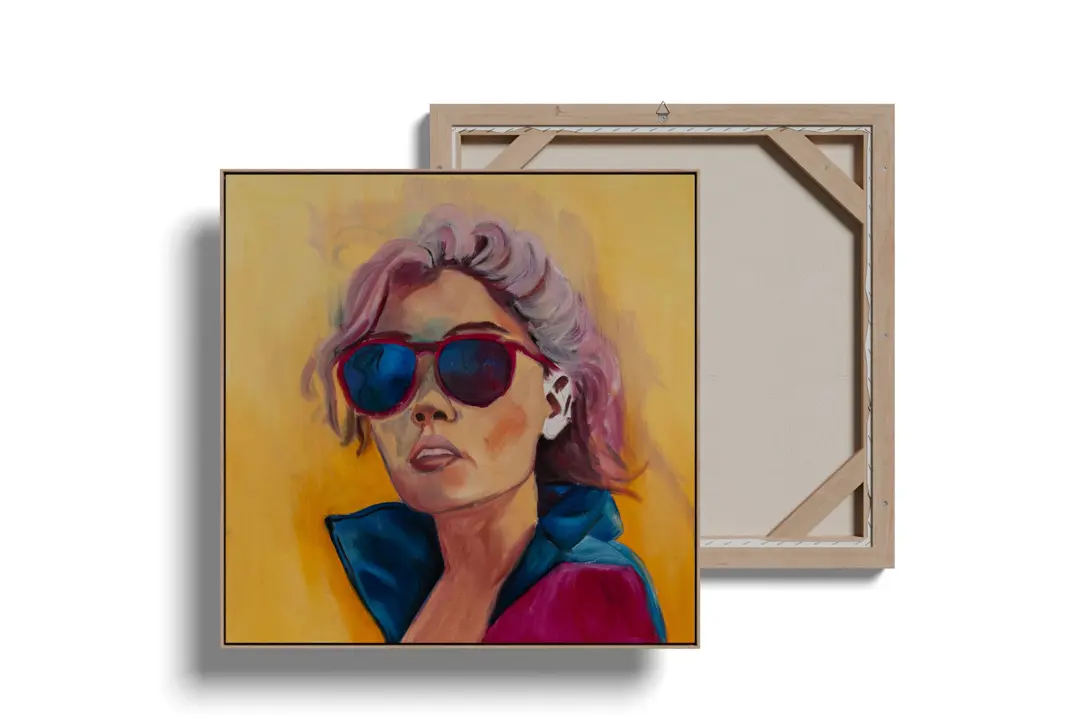 İzmir'de hazırlanan pop-art tarzı, sarı zeminli retro yağlı boya tablo modelinin ahşap şaseli ön ve arka görünümü.