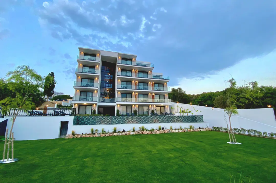 Mimari Fotoğraf Çekimi İzmir — Kadagan Suites Havuz ve Bina Yansıması — mertakdurak.com