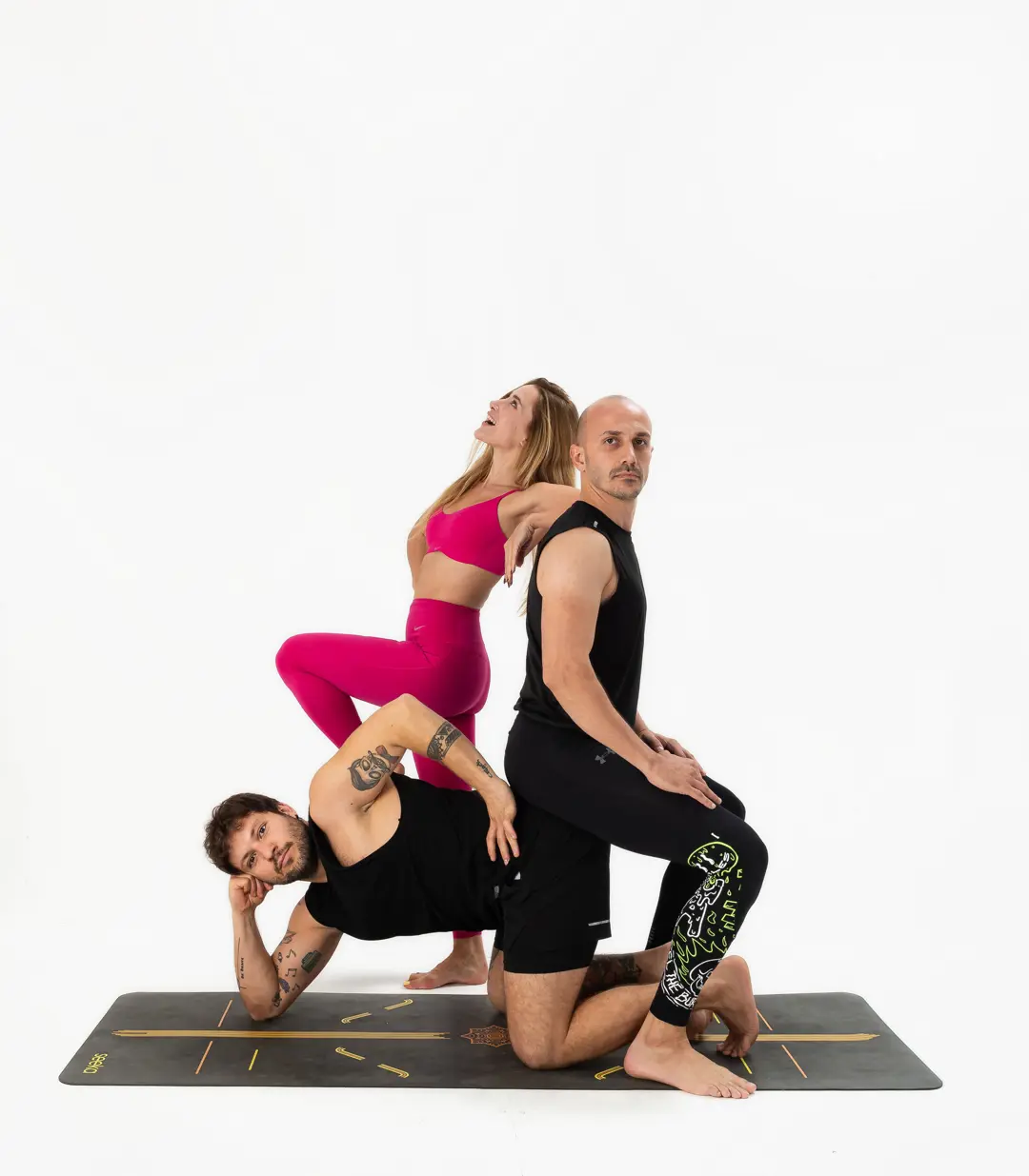 İzmir stüdyoda beyaz fonda mat üzerinde katmanlı oturan üç yoga eğitmeninin Kentli Gurular yoga fotoğraf çekimi.