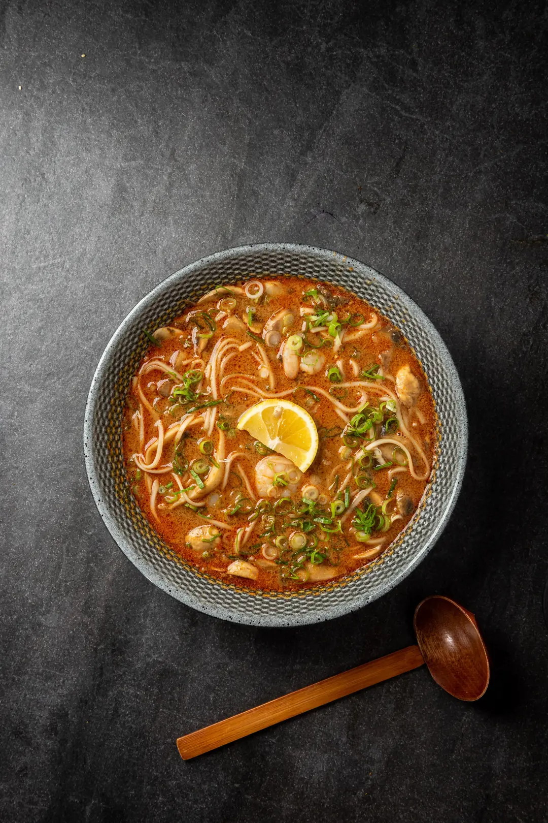 Acılı Karidesli Ramen — Vibe Sushi İzmir Buca sushi fotoğraf çekimi, tepeden çekim | Mert Akdurak