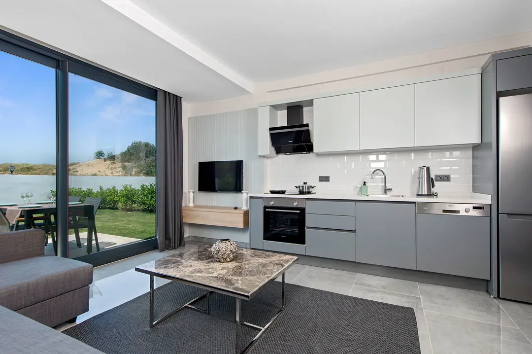 Mimari Fotoğraf Çekimi İzmir — Kadagan Suites Dikey Kompozisyon — mertakdurak.com