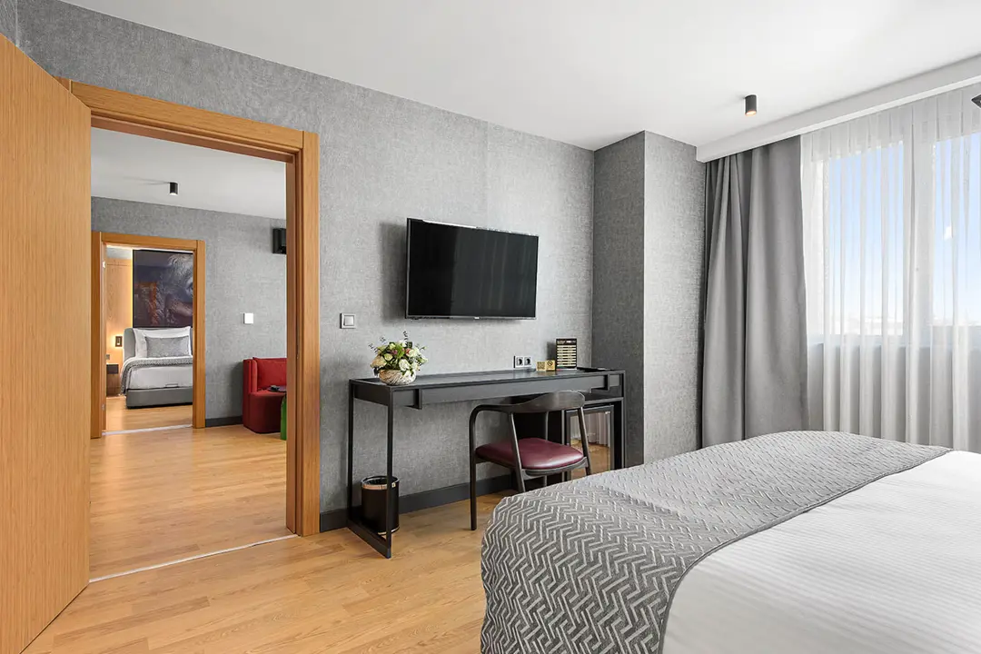 Mimari Fotoğraf Çekimi İzmir — İBOS Hotel Ayna Yansımaları — mertakdurak.com — 13