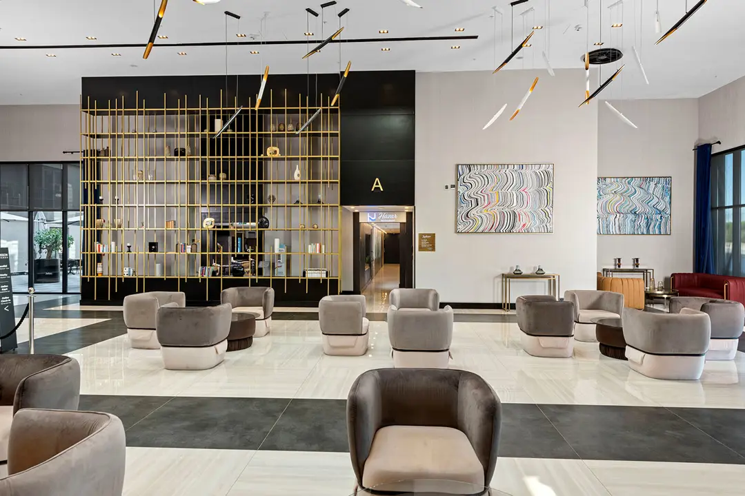 Mimari Fotoğraf Çekimi İzmir — Radisson Otel Oturma Alanı Kompozisyonu — mertakdurak.com