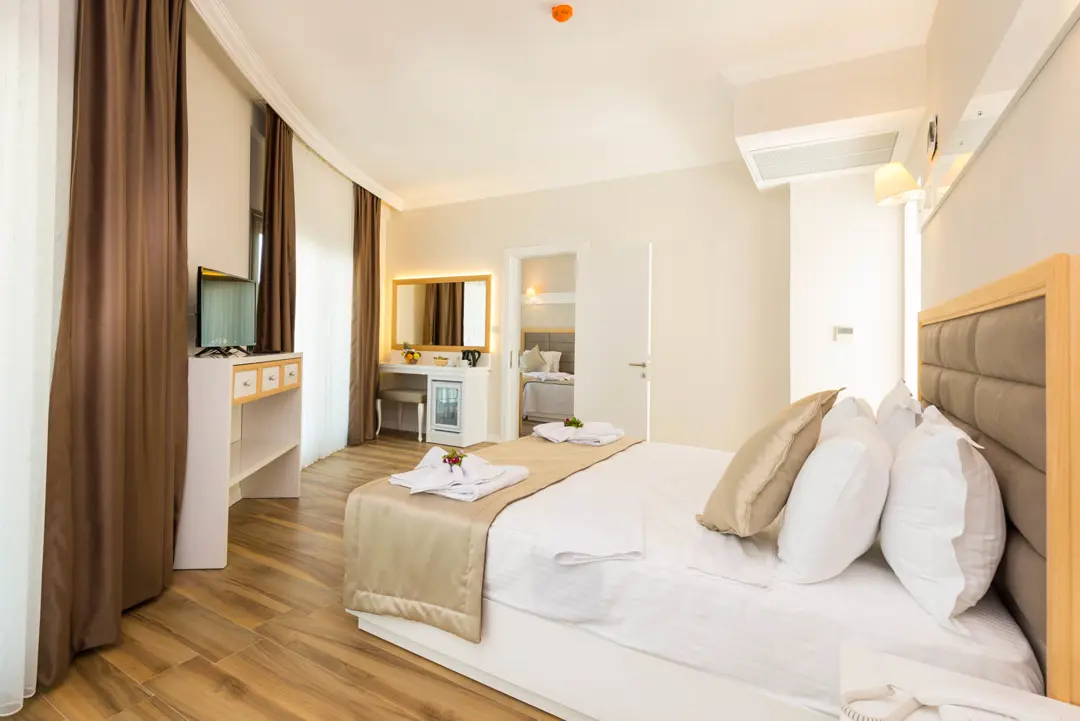 Mimari Fotoğraf Çekimi İzmir — AS Hotel Bina Cephesi ve Mavi Gökyüzü — mertakdurak.com — 11