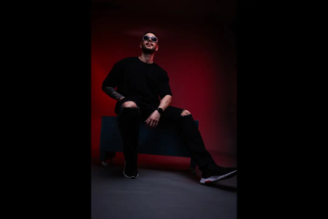 Profesyonel Portre Çekimi İzmir — DJ Astral Tek Nokta Işıklandırma — mertakdurak.com — 11