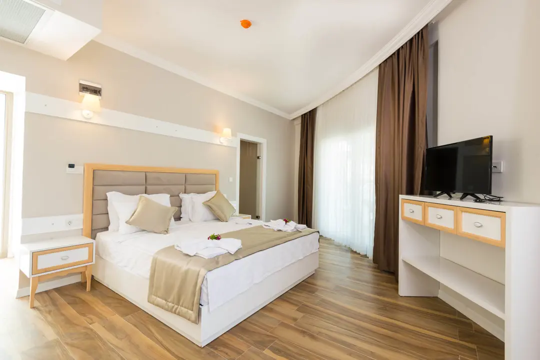 Mimari Fotoğraf Çekimi İzmir — AS Hotel Bina Cephesi ve Mavi Gökyüzü — mertakdurak.com — 14