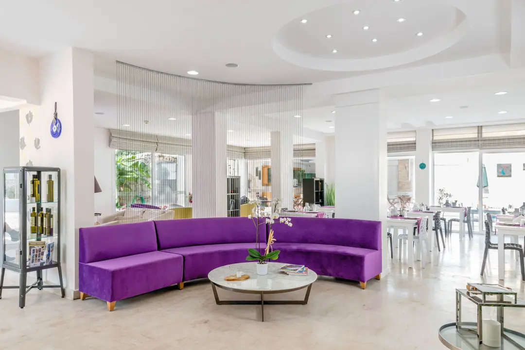 Mimari Fotoğraf Çekimi İzmir — Ege Tulip Hotel Gökyüzü ve Bulutların Yansıması — mertakdurak.com