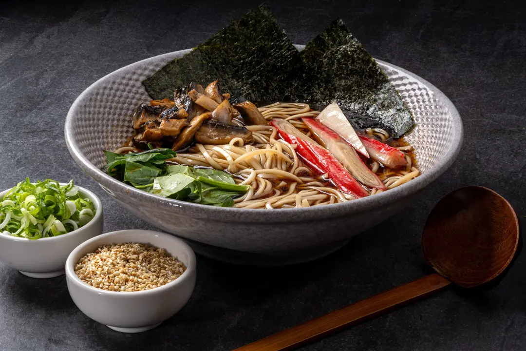 Surimi ve Mantarli Ramen — Vibe Sushi İzmir Buca sushi fotoğraf çekimi, açılı çekim | Mert Akdurak