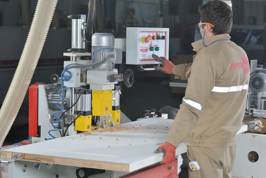 Fabrika Fotoğraf Çekimi İzmir — Ferra Kapı Montaj Detayı — mertakdurak.com — 11