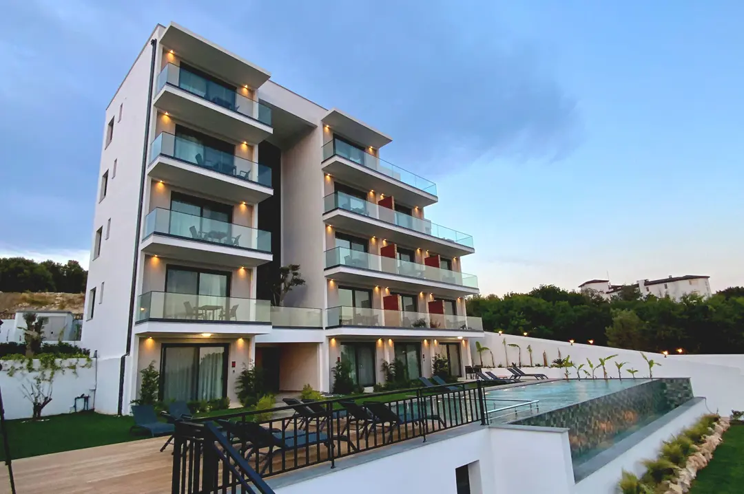 Mimari Fotoğraf Çekimi İzmir — Kadagan Suites Cam Korkuluk Detayı — mertakdurak.com