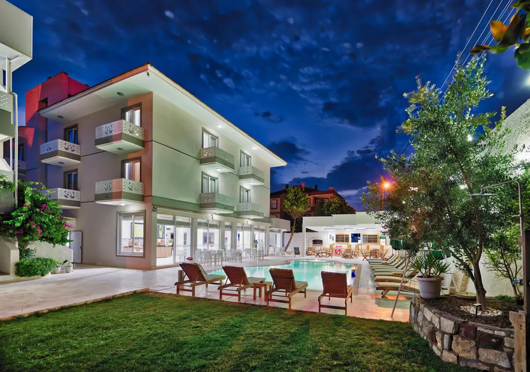 Mimari Fotoğraf Çekimi İzmir — Ege Tulip Hotel Profesyonel Işıklandırma ve Kompozisyon — mertakdurak.com
