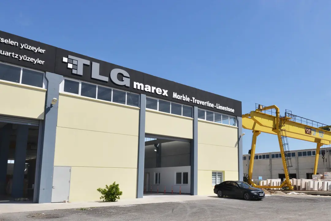 Fabrika Fotoğraf Çekimi İzmir — TLG Marble Bina Cephesi ve Logo Detayı — mertakdurak.com