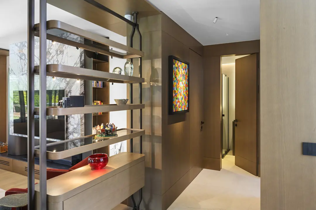 Villa koridorunda metal ve ahşap açık raf, duvara gömülü aydınlatmalı niş ve boydan boya ahşap duvar kaplaması.