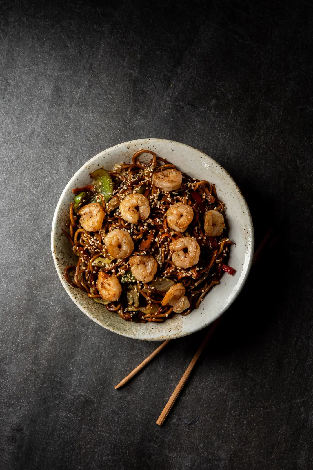 Karidesli Noodle — Vibe Sushi İzmir Buca sushi fotoğraf çekimi, tepeden çekim | Mert Akdurak