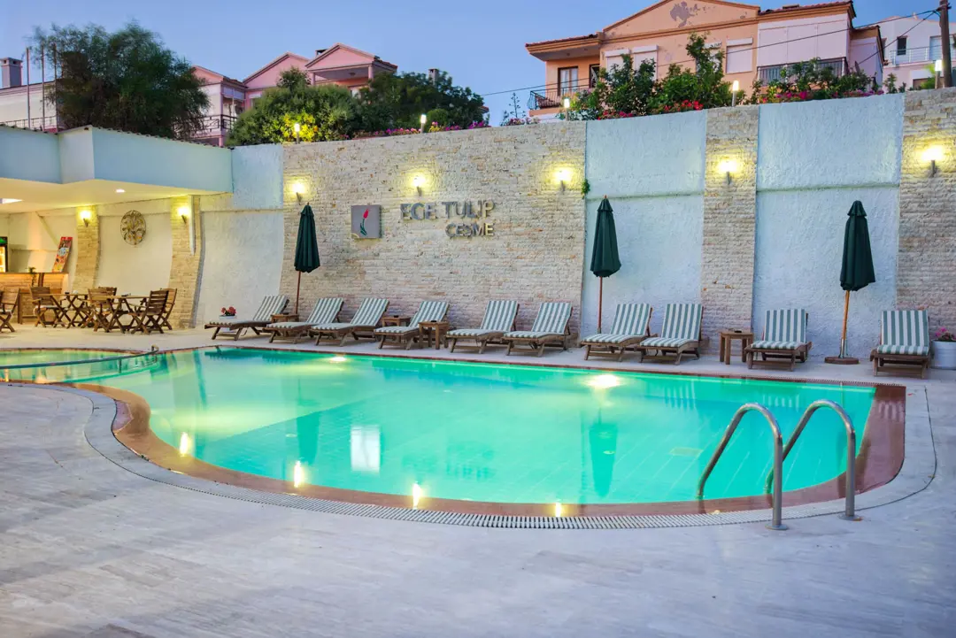 Mimari Fotoğraf Çekimi İzmir — Ege Tulip Hotel Gece Aydınlatması ve Havuz Detayı — mertakdurak.com — 14