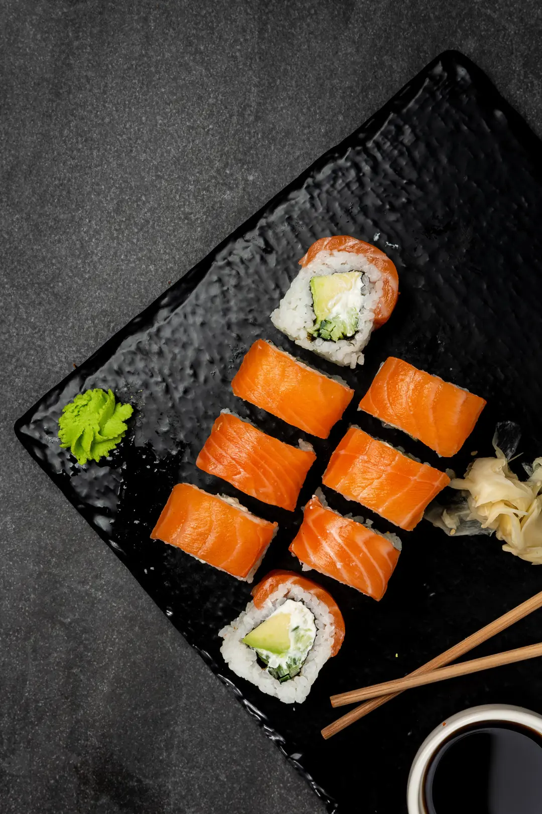 Somonlu Roll — Vibe Sushi İzmir Buca sushi fotoğraf çekimi, tepeden çekim | Mert Akdurak