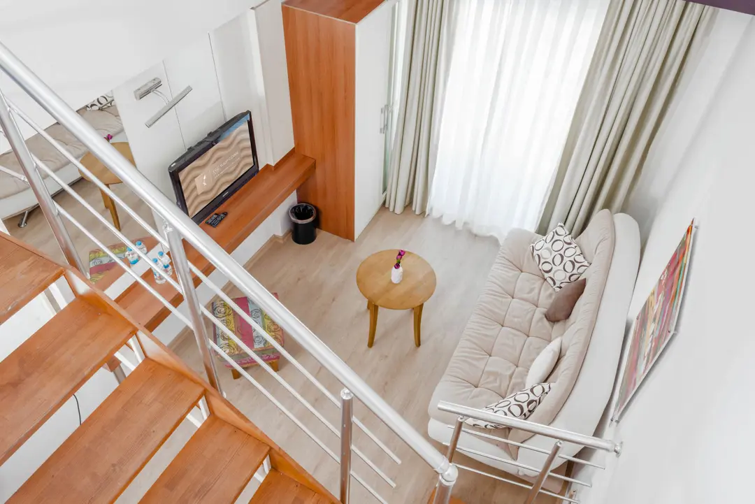 Mimari Fotoğraf Çekimi İzmir — Ege Tulip Hotel Gece Aydınlatması ve Havuz Detayı — mertakdurak.com — 20