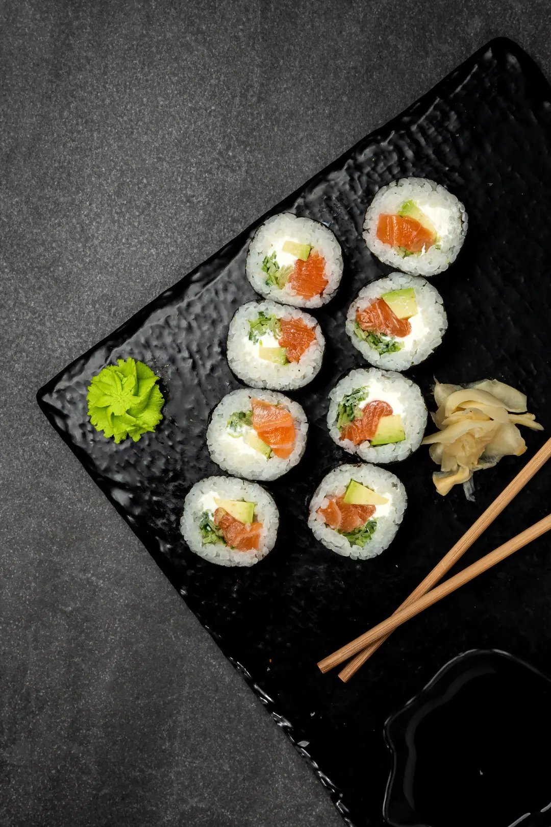 Somon, krem peynir ve avokadolu roll sushi — Vibe Sushi İzmir Buca sushi fotoğraf çekimi, tepeden çekim | Mert Akdurak
