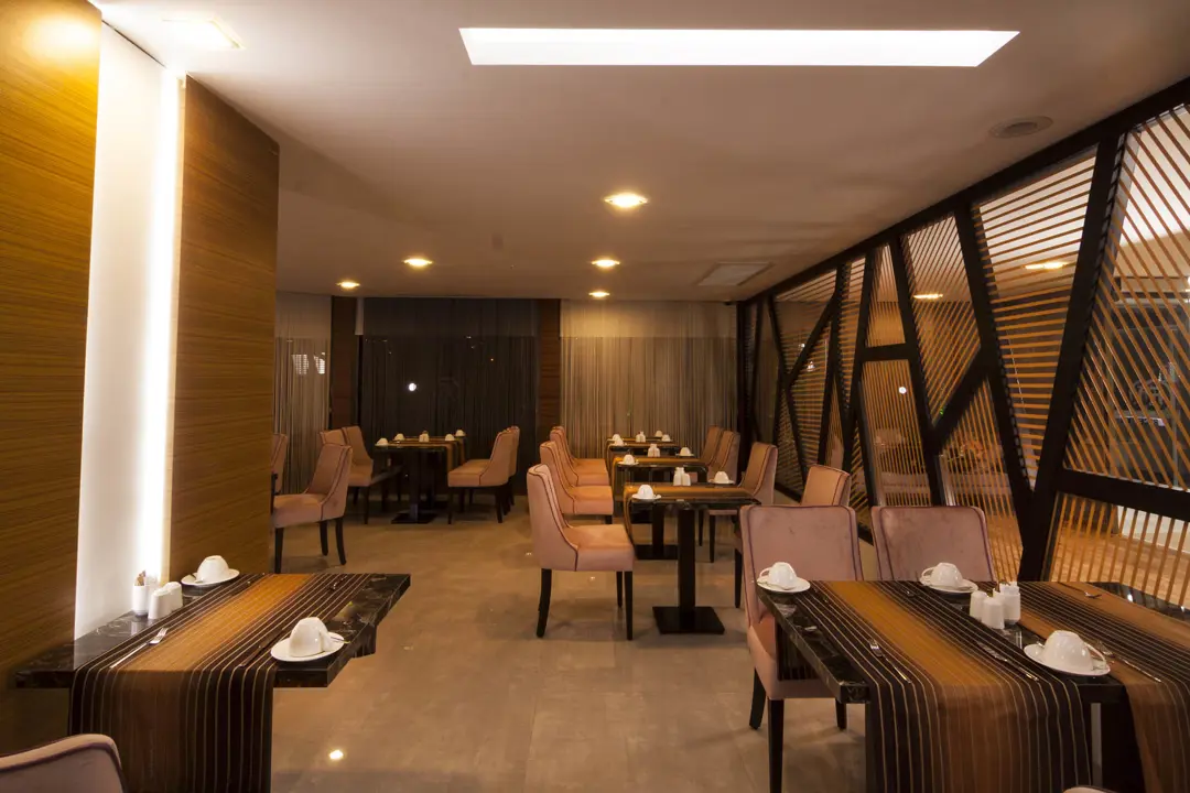 Mimari Fotoğraf Çekimi İzmir — Elara Hotel Dış Cephe Aydınlatması — mertakdurak.com — 13