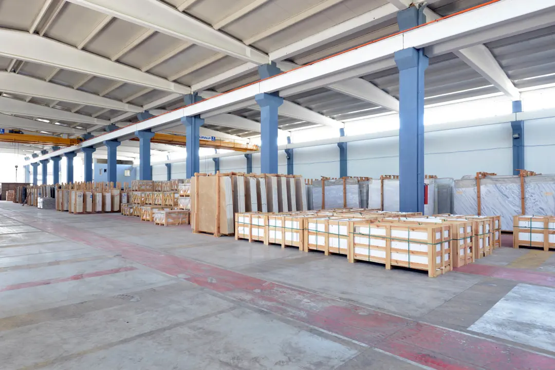 Fabrika Fotoğraf Çekimi İzmir — TLG Marble Bina Cephesi ve Logo Detayı — mertakdurak.com — 11