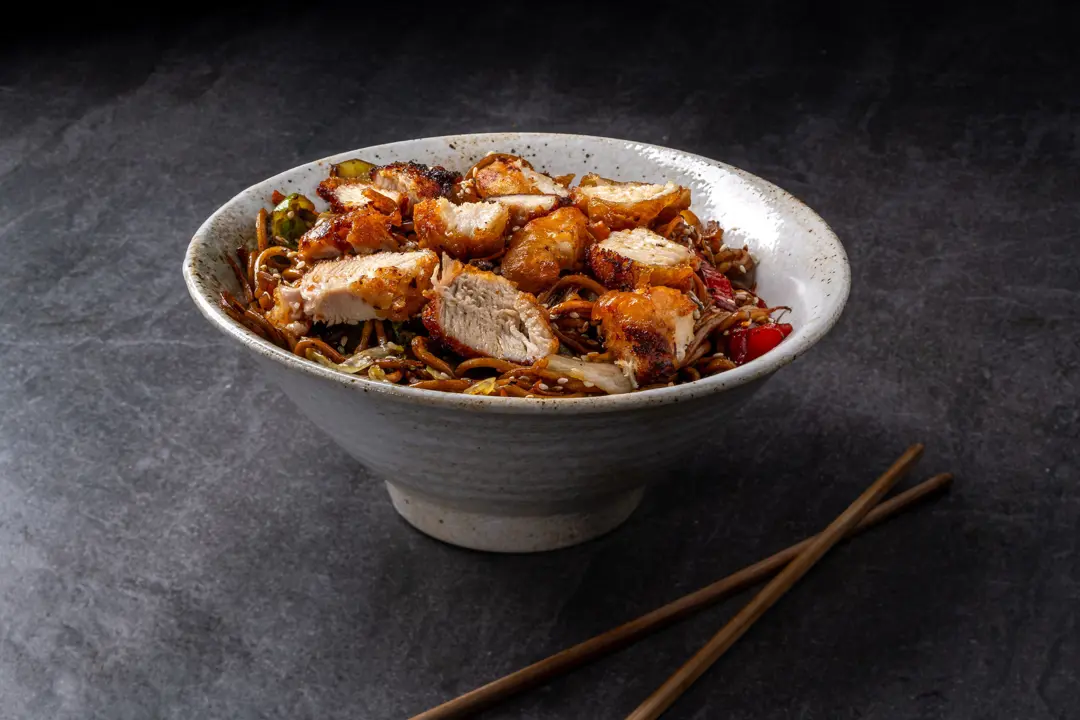 Tavuklu Noodle — Vibe Sushi İzmir Buca sushi fotoğraf çekimi, açılı çekim | Mert Akdurak