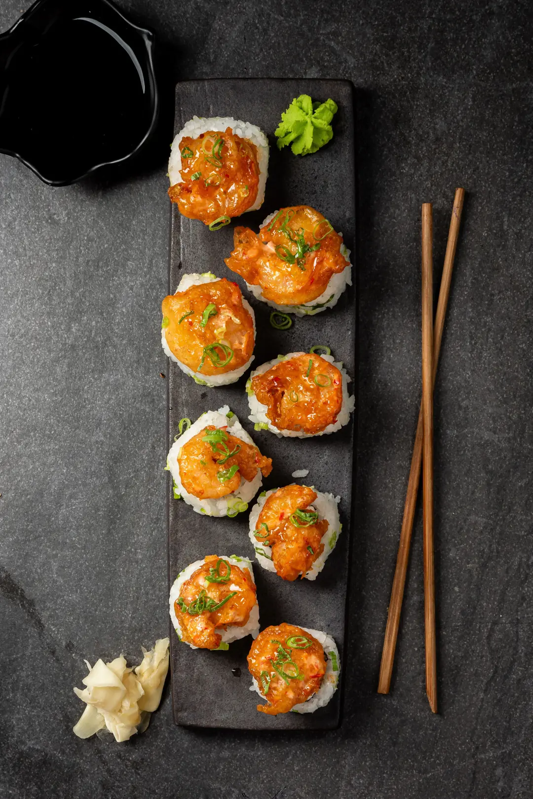 Soslu tempura karides roll — Vibe Sushi İzmir Buca sushi fotoğraf çekimi, tepeden çekim | Mert Akdurak