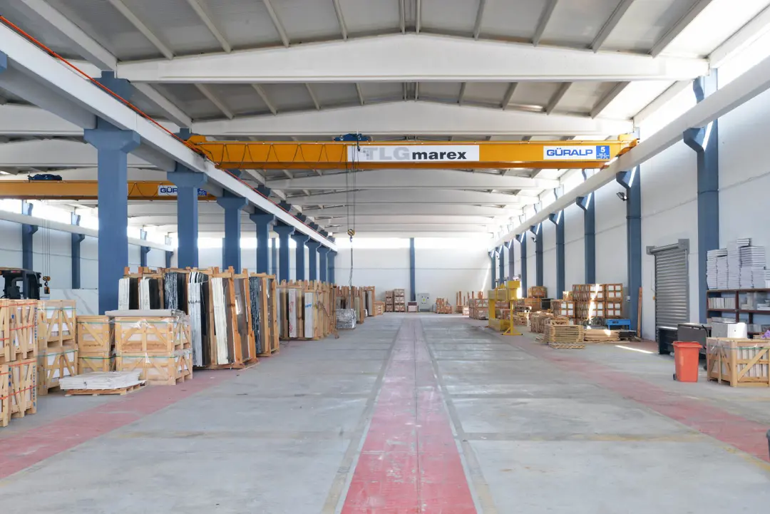 Fabrika Fotoğraf Çekimi İzmir — TLG Marble Doğal Gün Işığı ve Gölge Kontrolü — mertakdurak.com