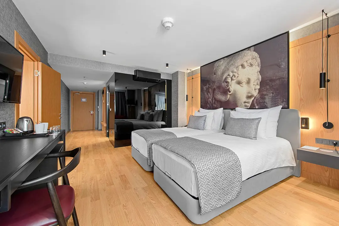 Mimari Fotoğraf Çekimi İzmir — İBOS Hotel Kompozisyon ve Odak Noktası — mertakdurak.com